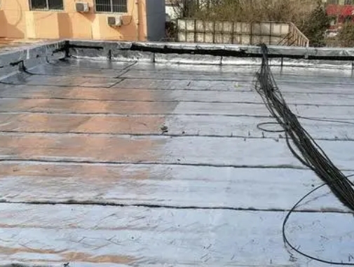 阳泉卫生间漏水维修公司分享下阳泉屋面楼顶防水刚性防水层施工要点。